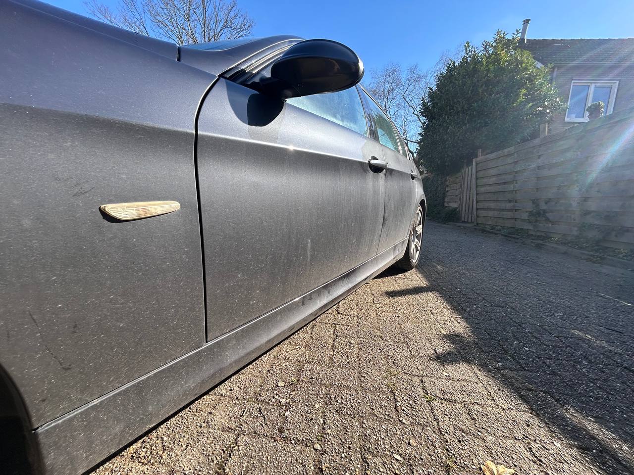 BMW zijkant vóór de detailbeurt